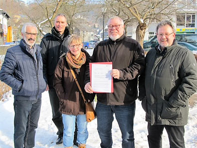 Brgermeister Wolfgang Schneider, Fachbereichsleiter Wolfgang Mrker, 
1. Ortsbeigeordnete Gabi He, Ortsbrgermeister Walter Strunk sowie Dipl.-Ing. Ingo Breitenbach (von links) freuen sich gemeinsam ber den Frderbescheid fr die Umgestaltung des Fontenay-le-Fleury-Platzes in Daaden.