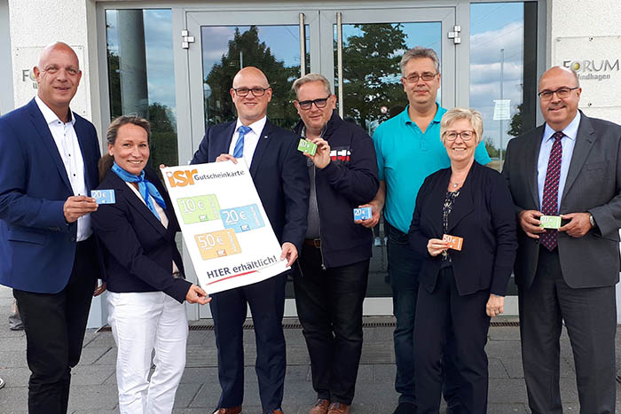 Startschuss der ISR-Gutscheinkarte vlnr: Martin Buchholz (ISR), Anja Tiffe (Raiba Neustadt), Dirk Asbeck (Raiba Neustadt), Uwe Prompe (ISR), Thassilo Falkenau (ISR), Renate Schmidt (SK Neuwied), Dietmar Neitzert (SK Neuwied). Foto: Jennifer Buchholz
