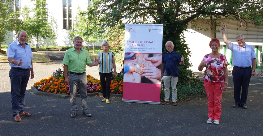 v.l.: Manfred Pick, Mitarbeiter Verwaltung, Rainer Dngen, Beigeordneter und Ehrenamtsbeauftragter der VG Altenkirchen-Flammersfeld, Moderatoren-Team: Brigitte Kuss, Geo Hillen und Bernd Hafemeister, Hannelore Pick, Mitarbeiterin VG Altenkirchen-Flammersfeld (Fotos: VG-Verwaltung)