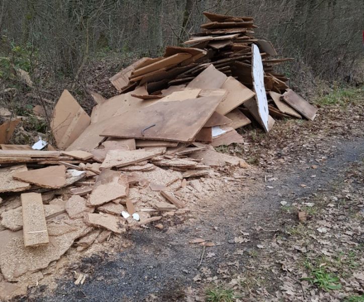 Erhebliche Menge Spanplatten illegal in der Gemarkung Weroth abgeladen. Foto: Pressestelle der Kreisverwaltung