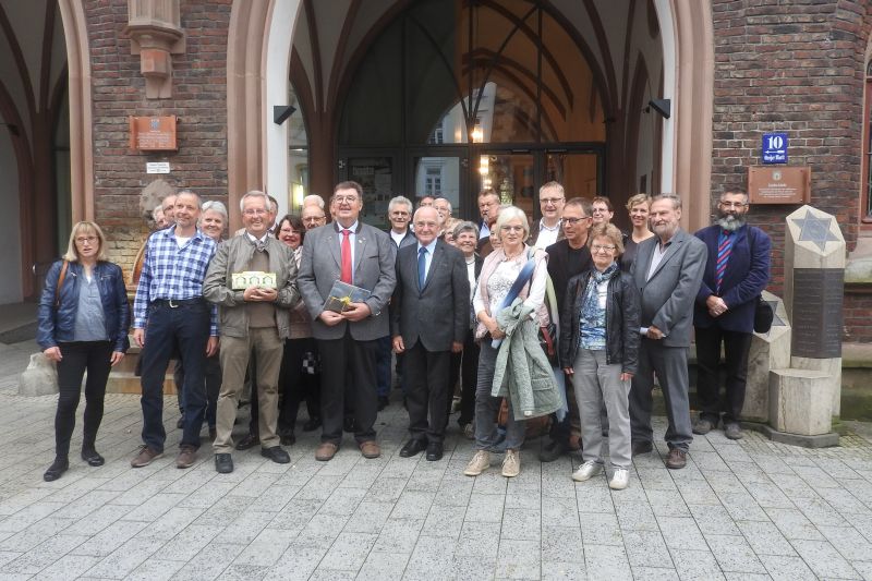 Im historischen Rathaus empfing der Erste Stadtbeigeordnete Gerd Frink (Mitte links) Imkerprsident Peter Maske (Mitte rechts) sowie die Vertreter der Landesverbnde, die zum 67. Deutschen Imkertag nach Montabaur gekommen waren. (Bild: Stadt Montabaur)