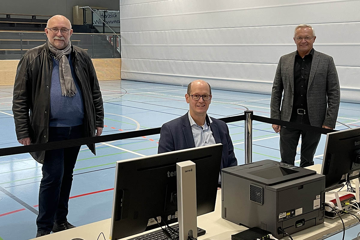 Impf-Dock Hans-Uwe Dockhorn (von links), Brgermeister Jan Ermtraud und Landrat Achim Hallerbach freuen sich, dass ab dem heutigen Freitag auch in der Rheinbrohler Rmerwallhalle geimpft wird. Foto: Kreisverwaltung