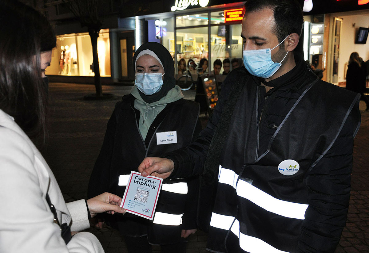 Walid Alsem und Sana Olabi sind zwei von neun Impflotsen, die in der Stadt Neuwied unterwegs sind. Fotos: Stadt Neuwied
