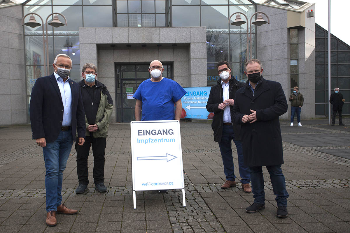 Landrat Achim Hallerbach, Brgermeister Peter Jung und OB Jan Einig informierten sich beim Praxisteam Hans-Uwe Dockhorn (Mitte) ber das neue Impfangebot im Heimathaus. Fotos: Wolfgang Tischler