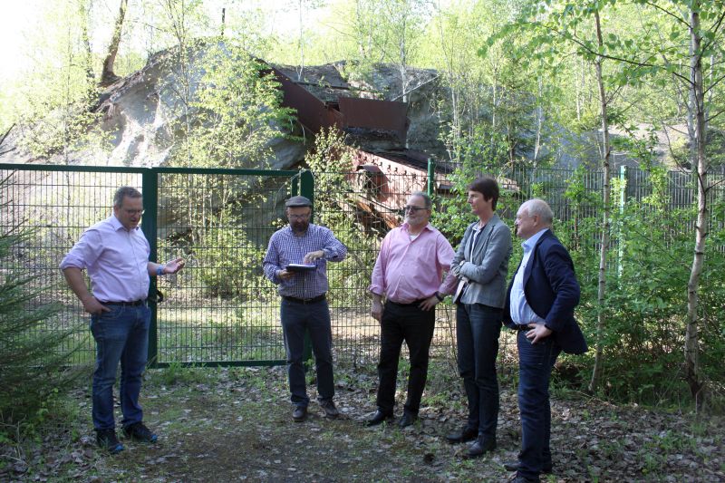 v.l. Berno Neuhoff, Dr. Heiner Stahl, Brgermeister Michael Wagener, Prof. Dr. Angela Schwarz und Landrat Michael Lieber stehen vor der ehemaligen Sieb-Anlage der Firma Beton Union Schneider an der Schlackehalde bzw. Sandberg Foto: jkh