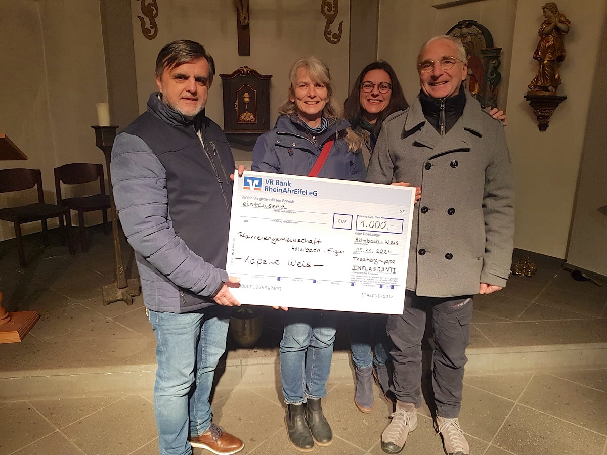 Pfarrer Peter Drrenbcher freut sich mit den Initiatoren der Theatergruppe Inflagranti Anette Brog, Dr. Ute Hartmann und Werner Drieen ber die Spende von 1.000,00 Euro zum Erhalt der Dreifaltigkeitskapelle in Weis. (Foto: Inflagranti)