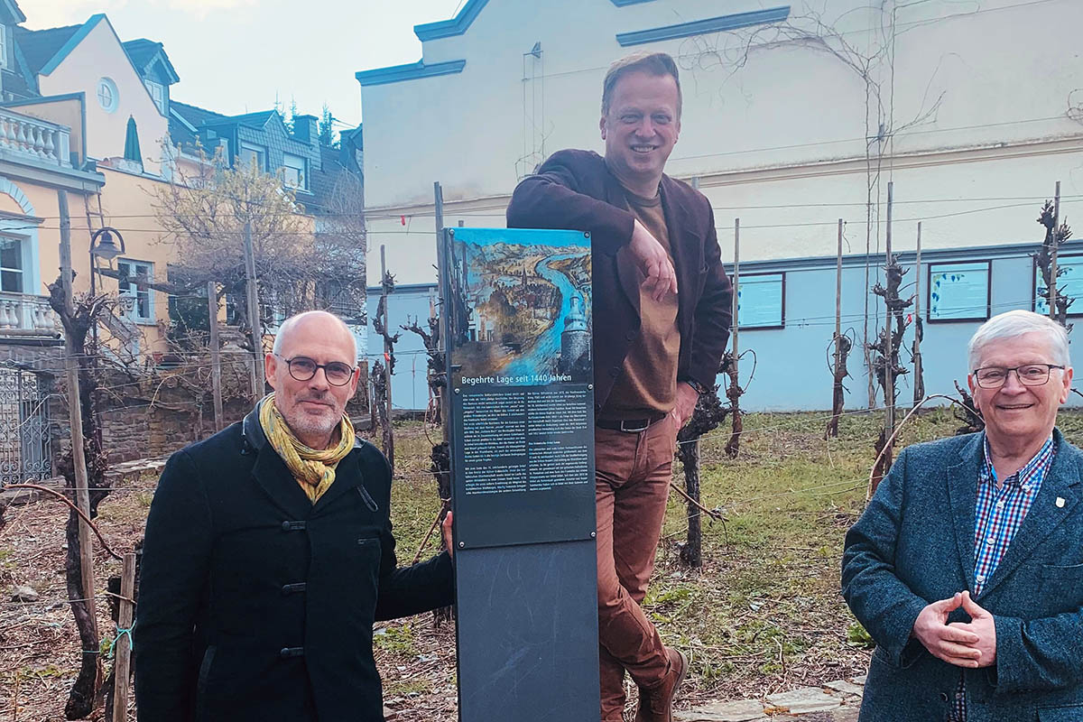 Begehrte Lage seit 1440 Jahren: ber die Tourismus Siebengebirge GmbH mit Geschftsfhrer Oliver Bremm (links) hat Unkel Am Kelter mit Stadtbrgermeister Gerhard Hausen und Kultstadtbro-Leiter Thomas Herschbach seine Ausstrahlungskraft kompakt-knstlerisch in Szene gesetzt. Foto: Kulturstadt Unkel 