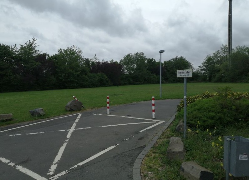 Noch ist vom Neubau des Hallenbades auf dieser Wiese in unmittelbarer Nhe zur Grosporthalle im Altenkirchener Sportzentrum nichts zu sehen. (Foto: hak)