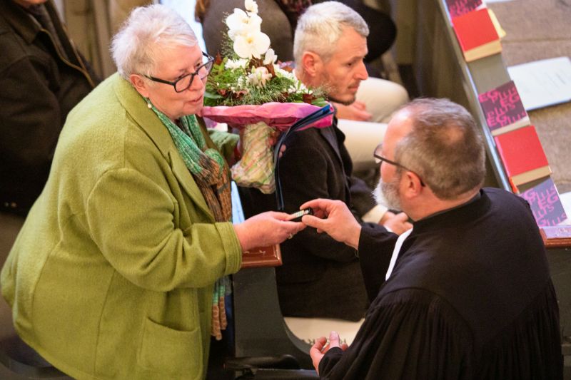 Die Leiter des Evangelischen Dekanats Westerwald, Prses Bernhard Nothdurft und Dekan Dr. Axel Wengenroth berreichten Ingrid Schfer in einem Gottesdienst in der Westerburger Schlosskirche die Silberne Ehrennadel der Evangelischen Kirche in Hessen und Nassau (EKHN). Foto:  Peter Bongard