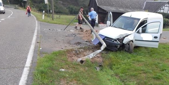 Unfall zwischen Gebhardshain und Wissen: Fahrer schwer verletzt