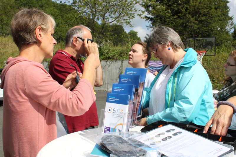 Die Materialien simulieren Beeintrchtigungen und knnen ausprobiert werden. Fotos: Sabine Hammann-Gonschorek