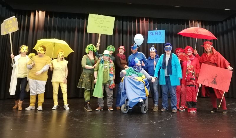 Whrend des gemeinsamen Theater-Spielens rckten die Unterschiede in den Hintergrund, das gemeinsame Projekt in den Vordergrund. Foto: Gemeinntzige Gesellschaft fr Behindertenarbeit, Hachenburg