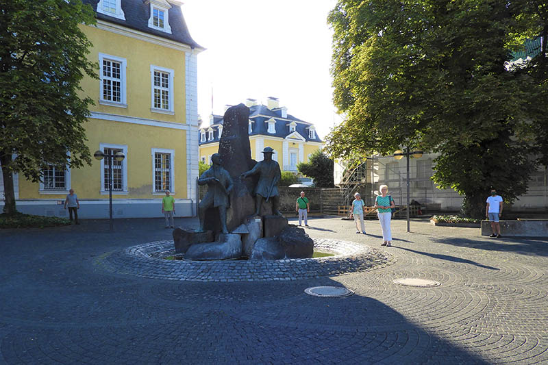 Viel Steine - wenig Grn: Der Theatervorplatz am Schloss. Foto: privat