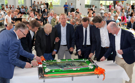 Beim Anschneidern der Torte: (von links) Jrgen Heck, Markus Kraus, Christoph Thomas, Hermann Thomas, Dietrich Thomas, Minister Dr. Volker Wissing, Carlo Benevolo und Stadtbrgermeister Uwe Erner. (Foto: anna)