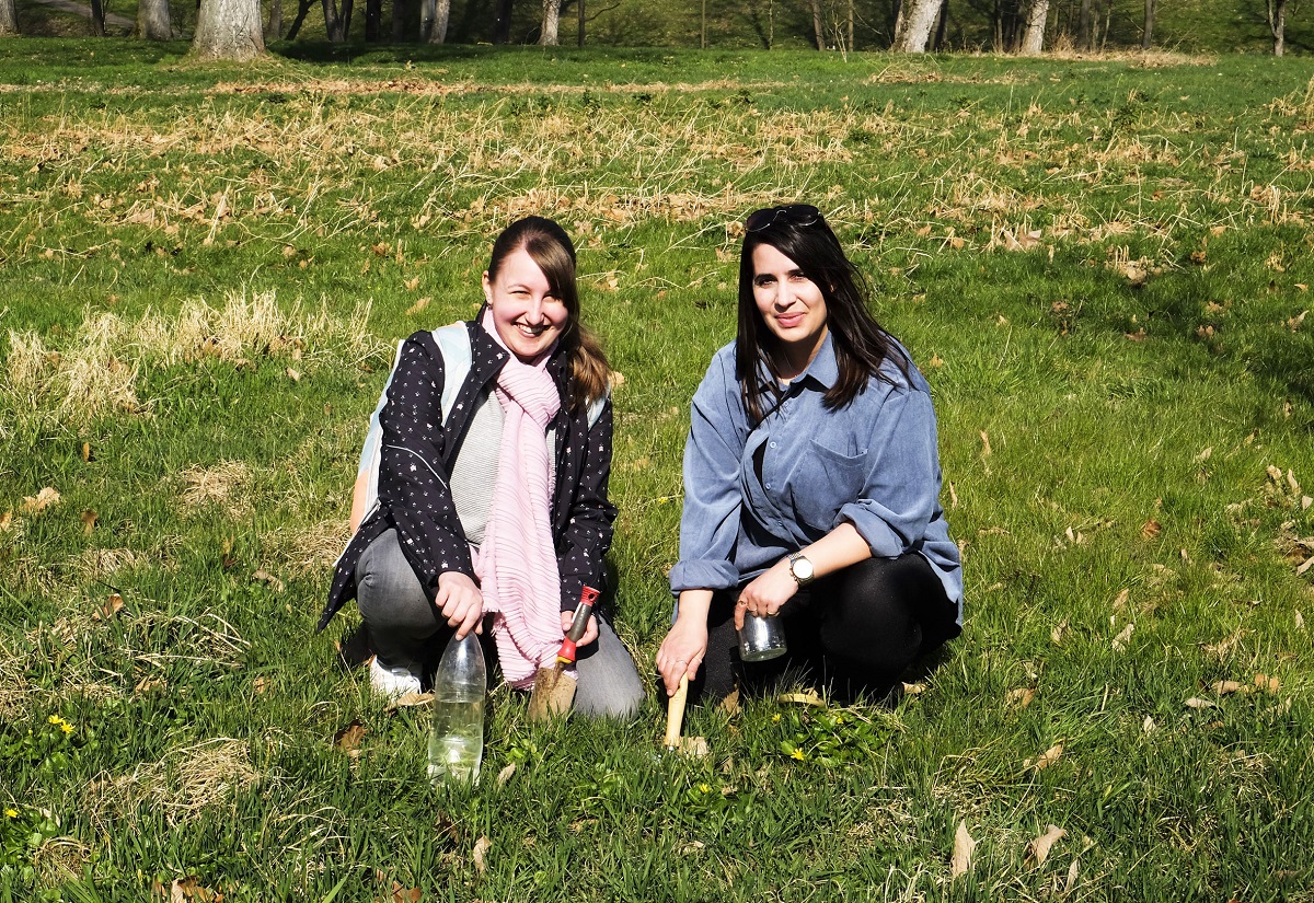 Rina Sophie Mehta und Mine Yilmazer platzieren die Kferfallen im Schlosspark. Werden sie dort mehr Insekten zhlen, wo seltener gemht wird? (Fotos: privat)