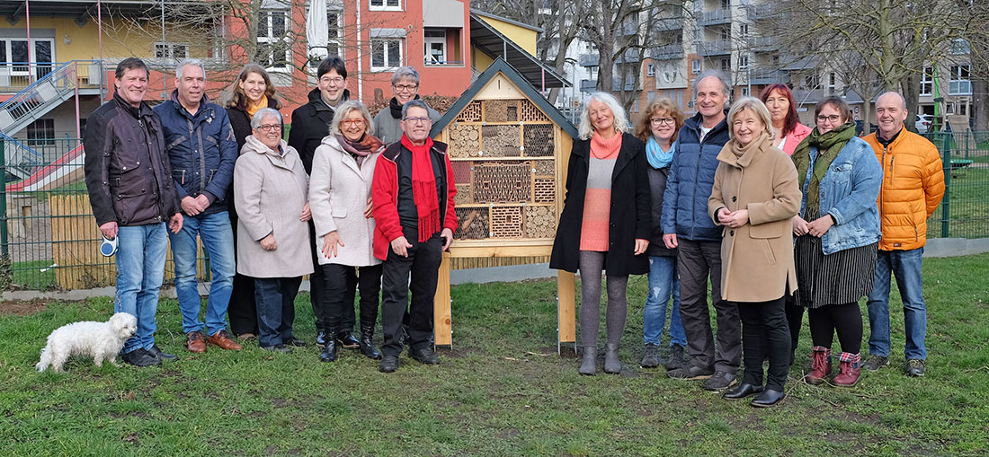 Brgermeister Michael Mang und das Quartiersmanagement der sdstlichen Innenstadt bedankten sich den vielen Ehrenamtlichen, die mit professioneller Untersttzung in den Goethe-Anlagen ein Insektenhotel aufgebaut haben. Foto: Stadt Neuwied