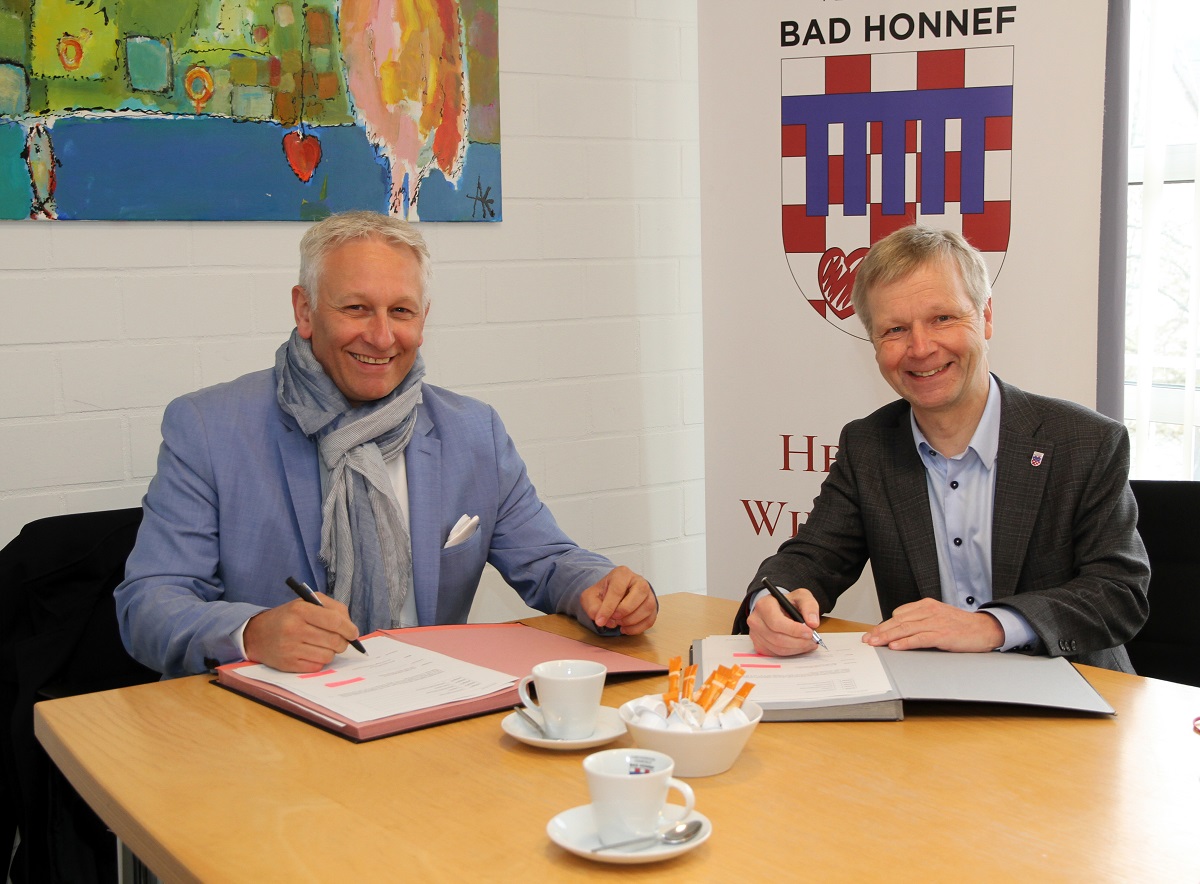 Bürgermeister Otto Neuhoff und Dirk Kagel von Rhein Meile unterzeichneten den Pachtvertrag für das Inselcafé auf der Rheininsel Grafenwerth. (Foto: Stadt Bad Honnef)