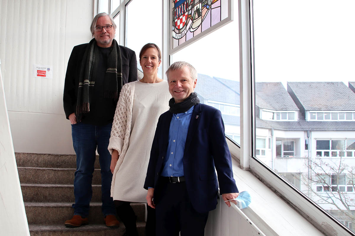 Stellten im Bad Honnefer Rathaus die Inselkonzerte 2022 vor  v. l.: Ernst-Ludwig Hartz, Sonja Schwalbe (Wirtschaftsfrderung) und Brgermeister Otto Neuhoff. Foto: Stadt Bad Honnef
