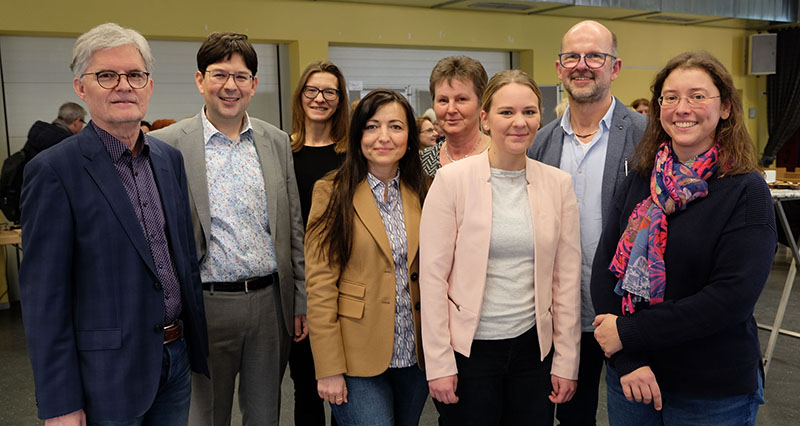 Experten um Brgermeister Michael Mang (2. von links) haben mit Untersttzung durch das Institut fr sozialpdagogische Forschung in Mainz (ism) ein Integrationskonzept fr Neuwied erarbeitet. Foto vor Corona: Stadt Neuwied 
