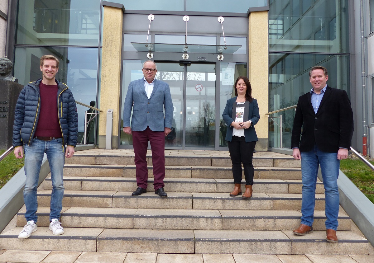 Wrdigten in Altenkirchen den Erfolg beim Integrationspreis des Landes: (von links)  Philip Iffland vom DRK-Landesverband Rheinland-Pfalz, Landrat Dr. Peter Enders sowie Andrea Rohrbach und Joachim Brenner von der Kreisverwaltung. (Foto: Kreisverwaltung) 