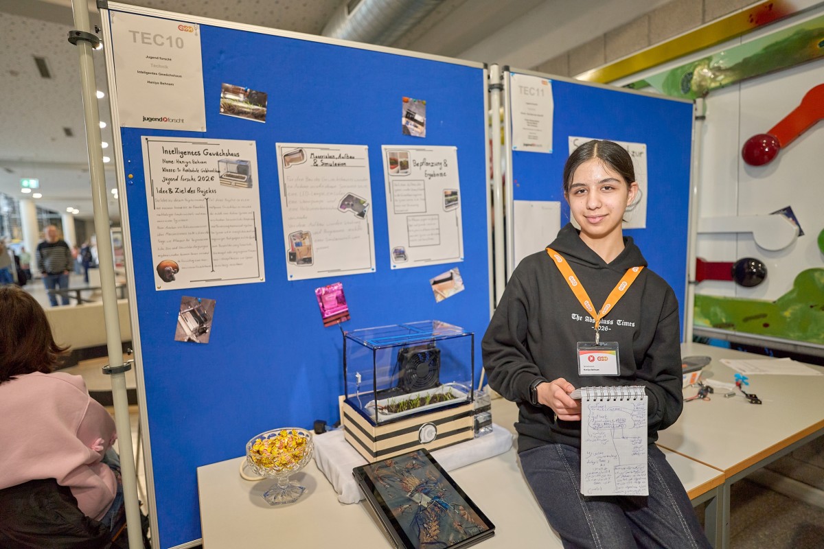 Haniya Behnam entwickelte ein autonomes Gew�chshaus, in dem Licht, Wasser und Feuchtigkeit automatisch gesteuert werden. (Foto: Sascha Ditscher/evm)