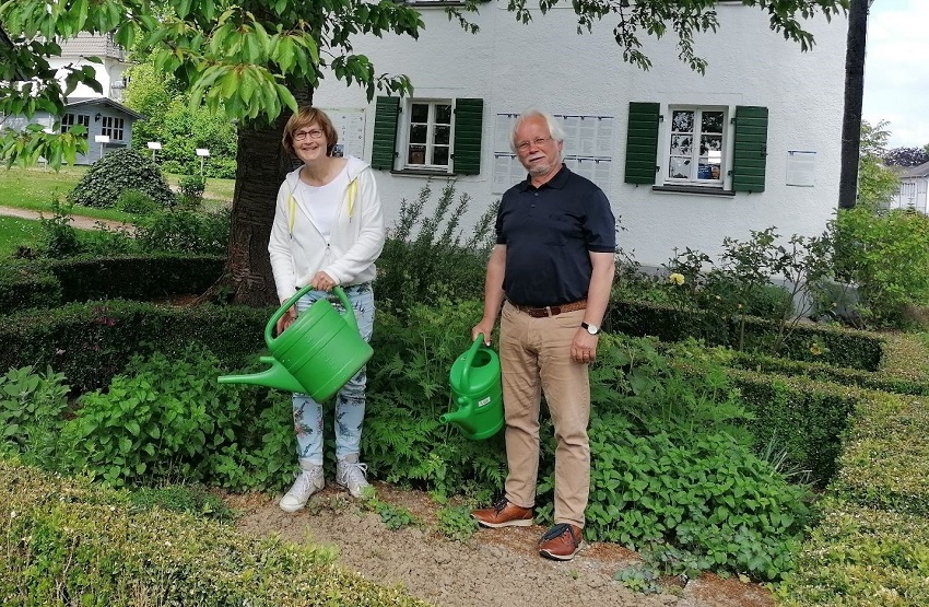 Dorothee Hermes-Malmedie (Flchtlingshilfe Flammersfeld) und Geo Hillen (Mach Mit e.V.) rufen zur Beteiligung am geplanten Projekt interkultureller Garten am Raiffeisenhaus Flammersfeld auf. Im Rahmen des Projekte ist auch der Bau eines Hochbeetes geplant. (Foto: VG Altenkirchen-Flammersfeld)