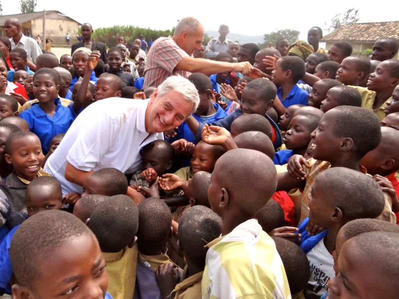 Ein Bad in der Menge ist fr Reiner Meutsch obligatorisch, wenn er eine Schule einweiht. (Foto "Fly & Help")