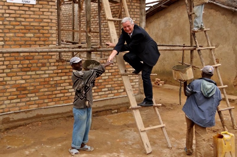 Ist Reiner Meutsch einmal bei einem Schulbau vor Ort, gehrt die Begrung der Handwerker natrlich dazu. (Foto: "Fly & Help")