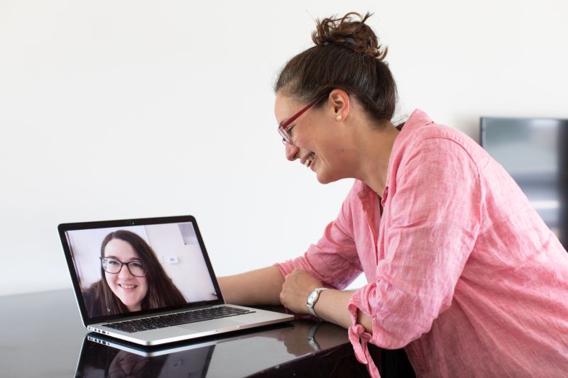 Nadine Bongard von der Fachstelle fr Gesellschaftliche Verantwortung im Evangelischen Dekanat Westerwald (rechts) interviewt die Hchstenbacher Pfarrerin Elisabeth Huhn coronasicher digital bers Laptop. Foto: Peter Bongard