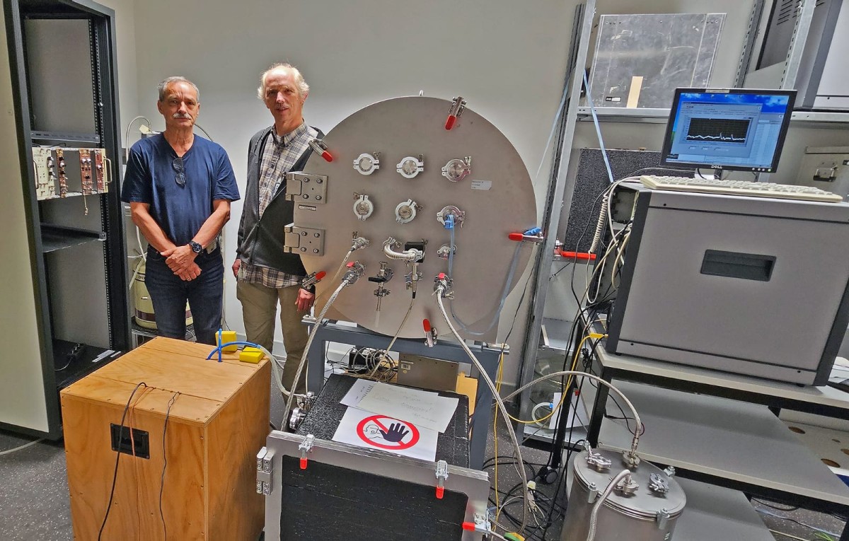 Dr. Ralf Ntzel und Dr. Stefan Rttger mit der Radonkammer an der Physikalisch Technischen Bundesanstalt Braunschweig. Foto: Privat