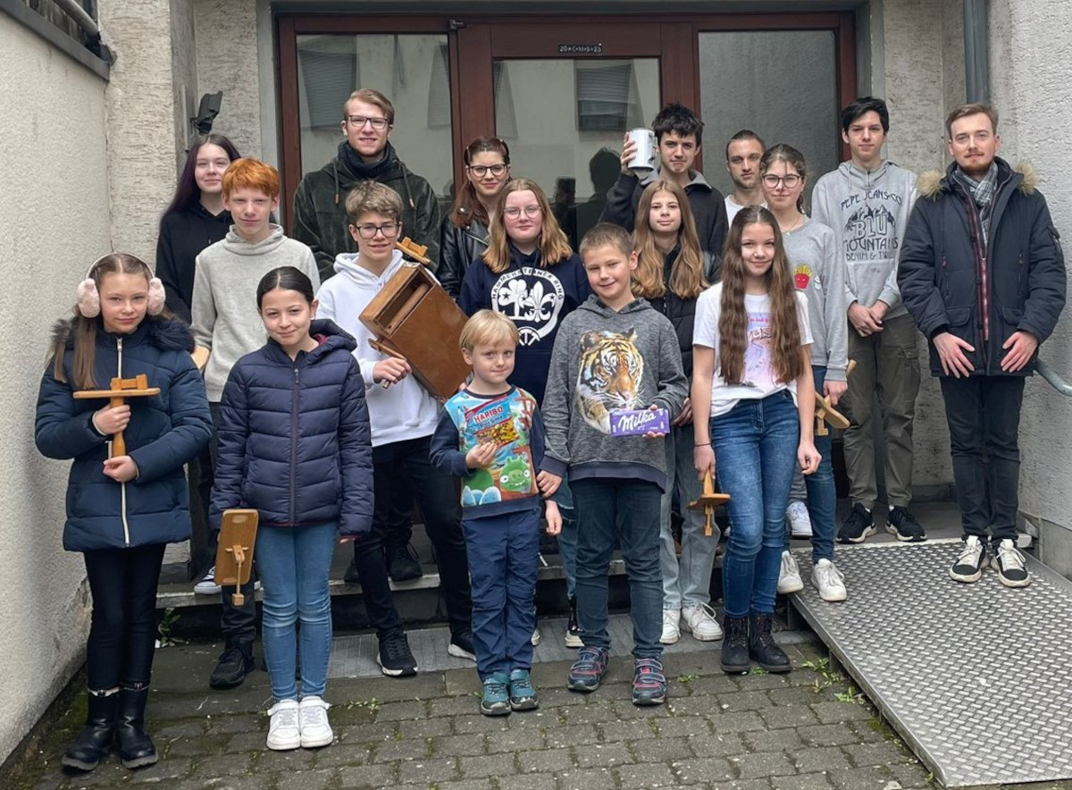 Die Irlicher Messdiener sind bereit zum "Klappern". (Foto: Privat)
