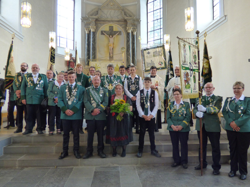 Feierliche Krnung des neuen Knigs des Bezirksverband Wied der historischen Schtzenbruderschaften Michael Opitz und seiner Frau Angela (Mitte).in der Irlicher Pfarrkirche. Foto: Hans Hartenfels
