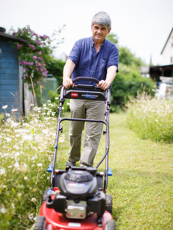 Ein schner Pfarrgarten, den der scheidende Pfarrer aus Neuhusel, Harry Itrich, aus Zeitmangel leider nicht allzu oft genutzt hat - und wenn, dann meist hinter dem Rasenmher. (Foto: Peter Bongard/Evangelisches Dekanat Westerwald) 