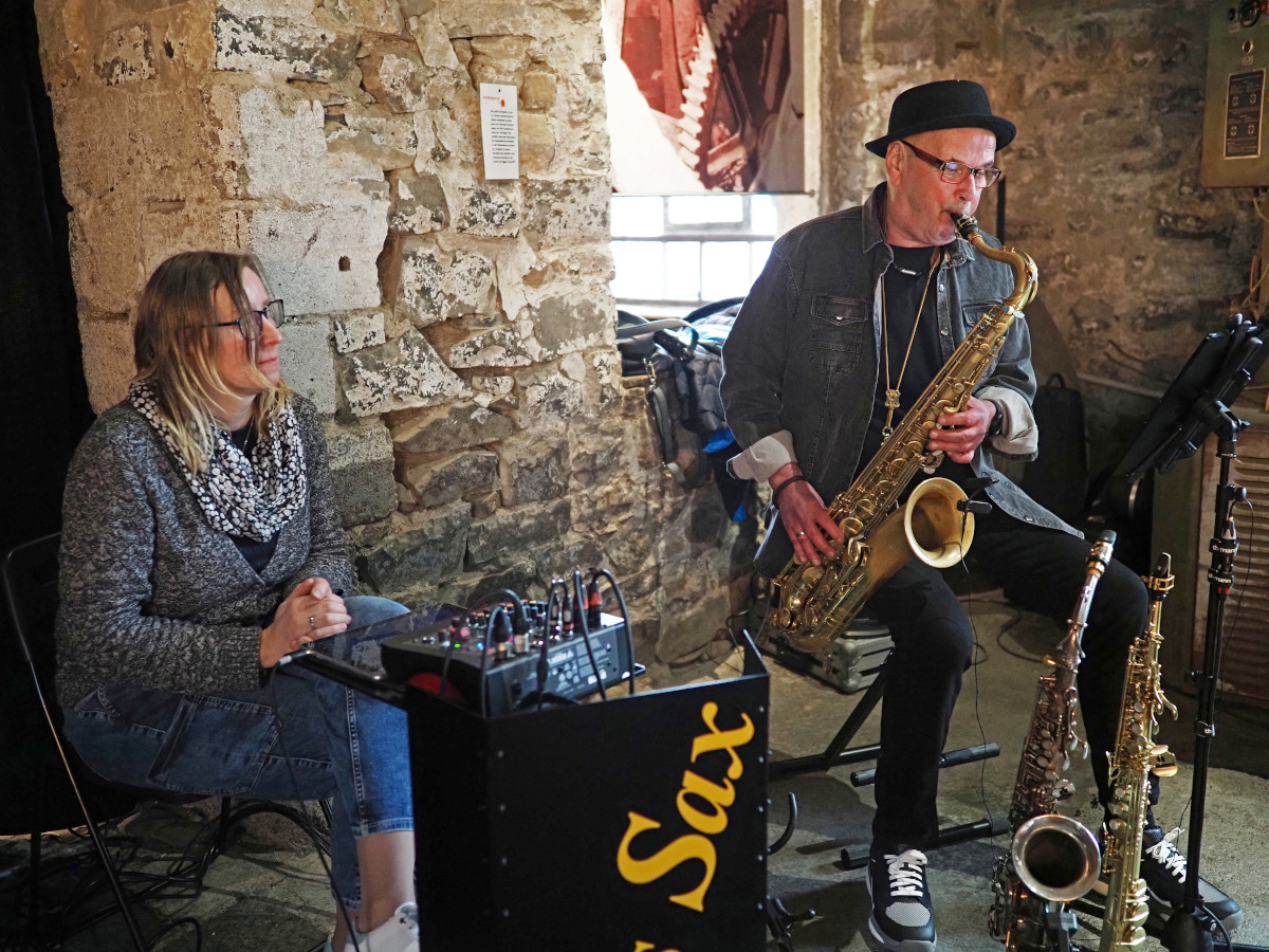 Die Darbietung von Saxofonist Friedhelm Schneider ist uerst beliebt bei den Gsten. (Fotos: Tatjana Steindorf/Archiv)