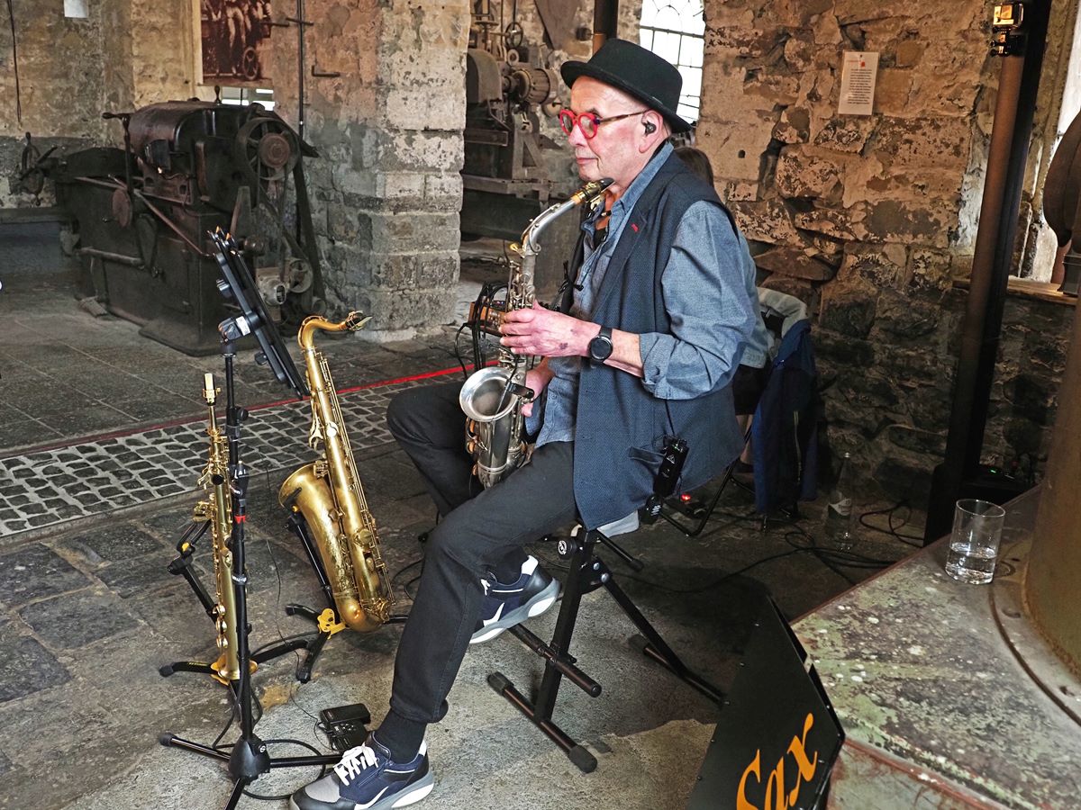 Friedhelm Schneider spielt in der Alten Schmiede auf. (Foto: Tatjana Steindorf)