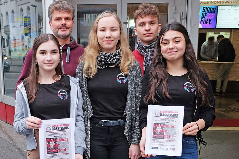 KiJub-Leiter Jrgen Ggel (hinten links) und die Jugendbeirats-Mitglieder Justus Sartorius (hinten rechts), Madeleine Kopp, Sonja Kowallek und Hanan Sidou (vorne, von links) waren sehr zufrieden mit der Resonanz auf ihre Aktion. Foto: Stadt Neuwied 