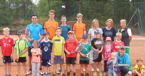 Alle Teilnehmer der diesjhrigen Jugendclubmeisterschaften der Tennisfreunde Blau-Rot Wissen mit den Jugendwartinnen Katrin Konze und Nicole Krmer sowie dem Trainerteam von Tanja Weber. (Foto: Blau-Rot Wissen) 