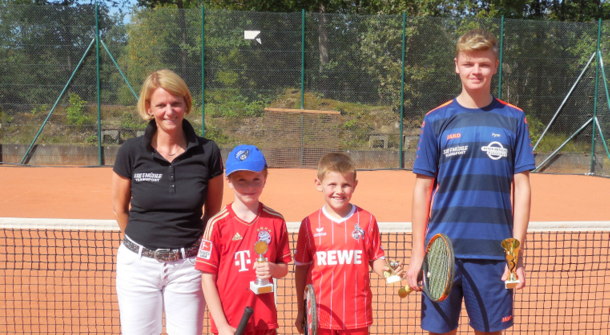 Jugendwartin Katrin Konze mit den Siegern der Jugendclubmeisterschaft (von links) Dominik Upmann, Paul Brandenburger und Fynn Eiteneuer. (Foto: Blau-Rot Wissen)