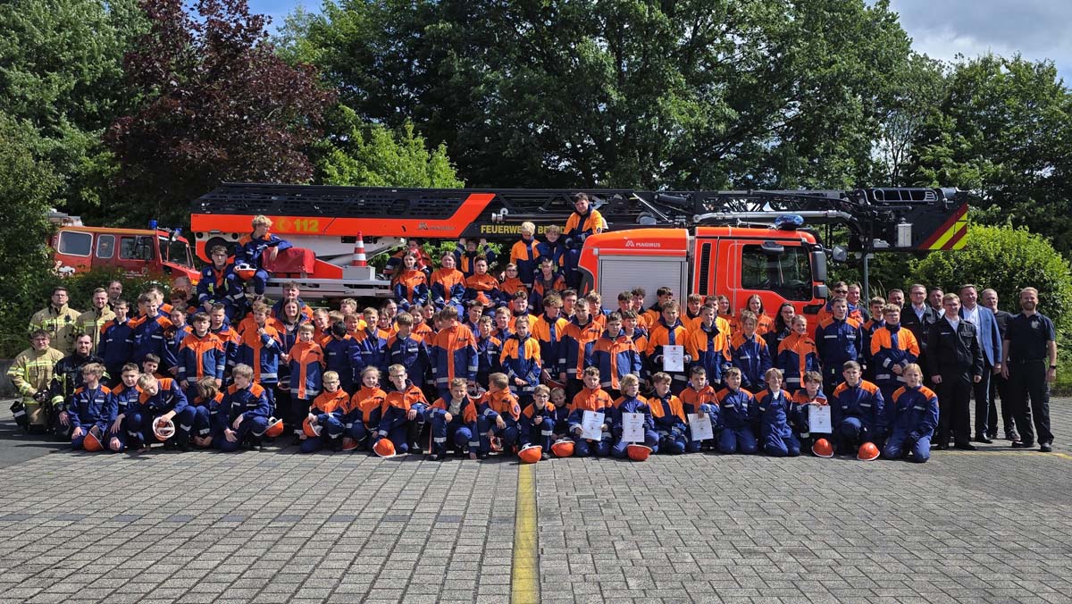 Alle Teilnehmenden mit VG-B�rgermeister (3.v.re.), Markus Beichler (re.) (Bilder: VG-Feuerwehr)