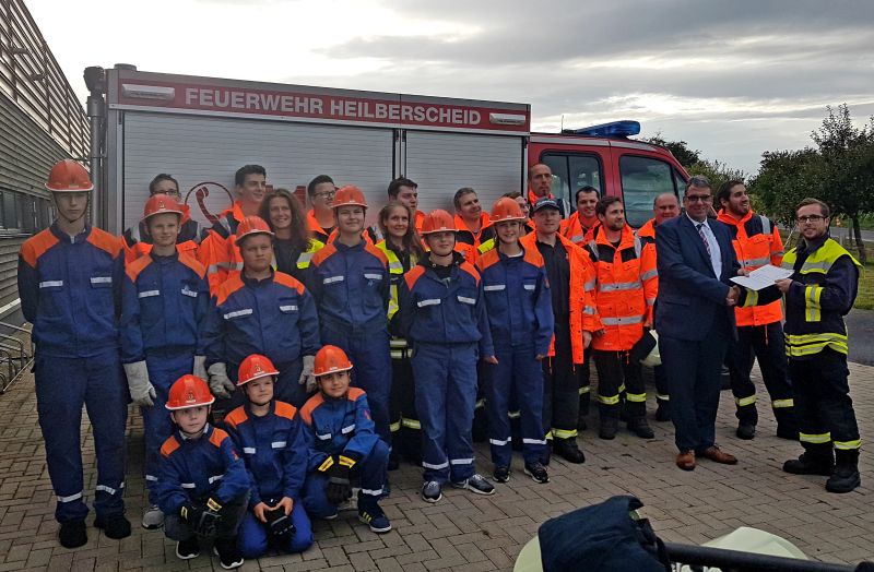 Marco Weimer (r.) ist jetzt auch offiziell Jugendwart der Freiwilligen Feuerwehr Heilberscheid. Andree Stein (2.v.r.) bergab die Urkunde im Kreise vieler kleiner und groer Feuerwehrkameraden. Foto: Feuerwehr