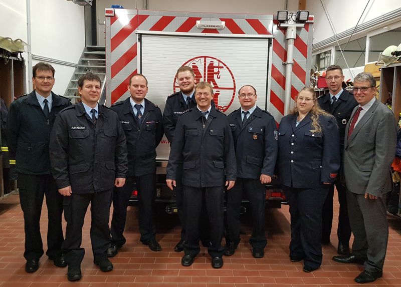 Den neuen Jugendfeuerwehrwarten gratulierten: Thomas Krekel (l.), Jugendfeuerwehrwart des Westerwaldkreises, Uwe Rrig (5.v.l.) Wehrleiter Jens Weinriefer (2.v.r. ) und Andree Stein (r.). Foto: privat