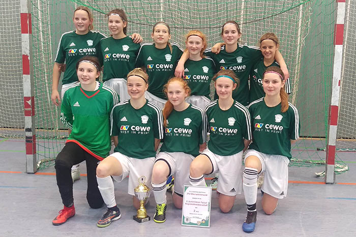 Als Vizemeister im Regionalverband Sdwest nehmen die C-Juniorinnen des JFV Oberwesterwald am DFB Hallen-Futsalcup in Wuppertal  teil. (Hinten v. links: Nele-Sophie Jung, Venja Bochen, Feli Gateau, Lena Kiefer, Celina Krller, Lilith Schmidt, (vorne v. links): Hannah Augustin, Melina Weidenfeller, Lisa Kiefer, Helena Frensch, Lisa Wagner. Foto: JFV