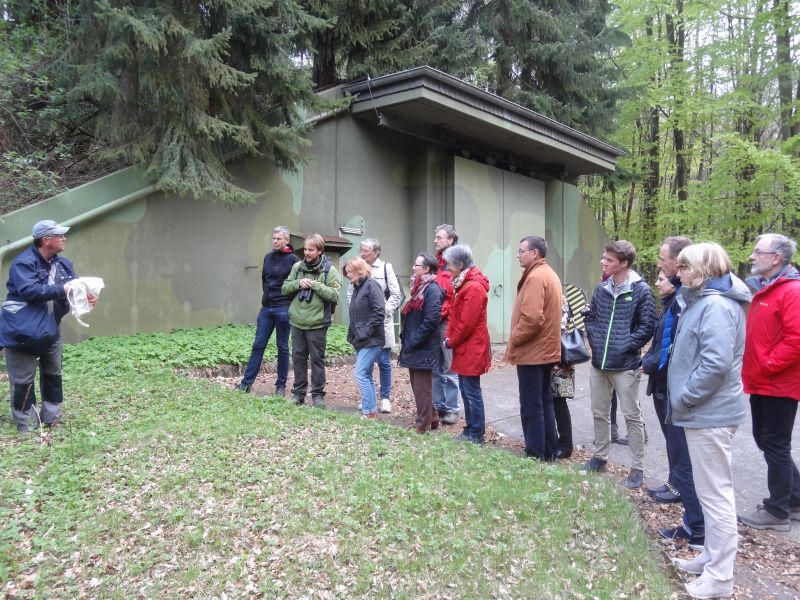 Mitglieder der Kleinkunstbhne Mons Tabor auf Naturerkundung im b-05 vor einem alten Bunker mit Johannes Zhlke (links) und Philipp Schiefenhfel (3.v.l.). Foto: privat 