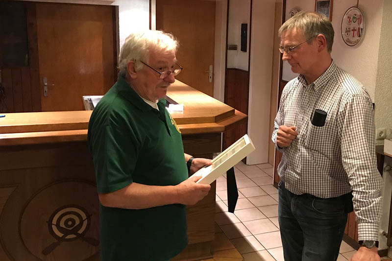 Erwin Jakobs erhlt die Urkunde mit der Ernennung zum Ehrenmitglied. Foto: Martin Ternes