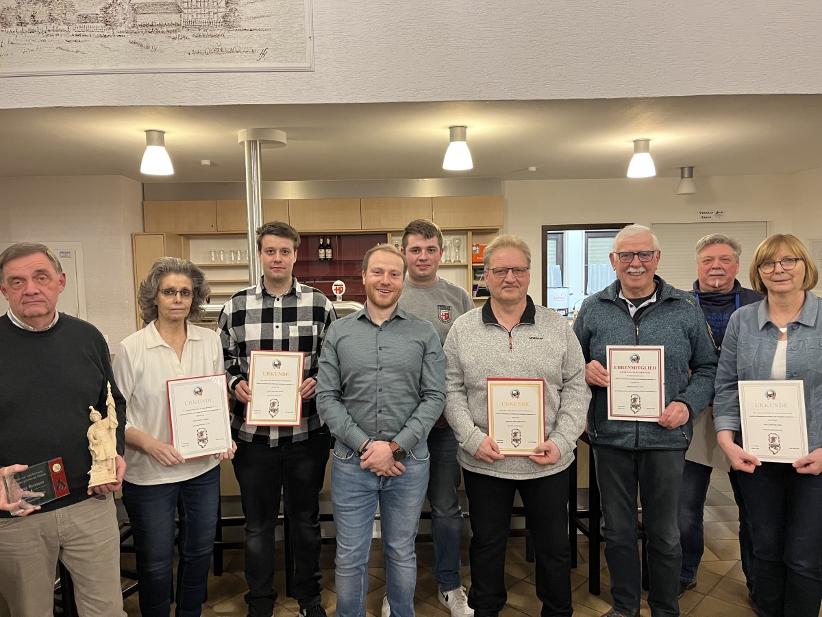 F�rderverein der Feuerwehr Steinefrenz: Ehrungen, Neuwahlen und eine Spende