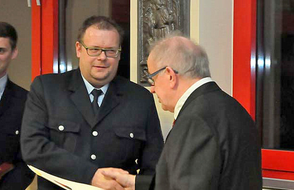 Alexander Oberst wurde mit dem Silbernen Ehrenzeichen ausgezeichnet. (Foto: kk)