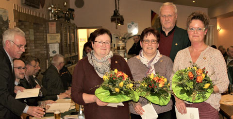 Die goldene Ehrennadel des Rheinischen Schtzenbundes erhielten Gertrud Pirner, Andrea Brck und Christiane Mller (von links) aus der Hand des Ehrenkreisvorsitzenden der Sportschtzen Bruno Stahl. Fotos: Verein