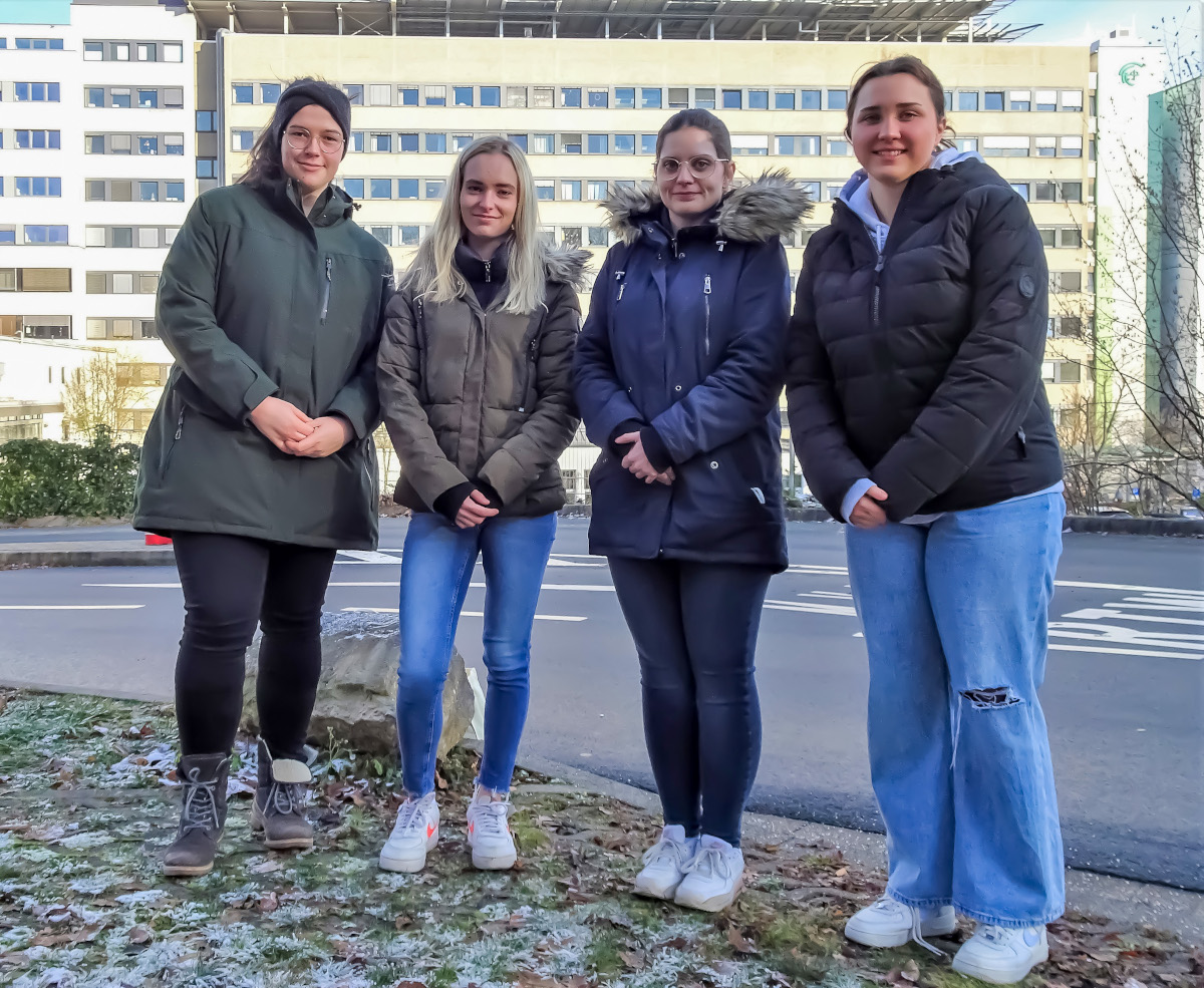 Am Diakonie Klinikum absolvieren derzeit vier junge Frauen ihre Ausbildung zur Operationstechnischen Assistentin (von links): Franziska Weiser, Viktoria Hain, Sabrina Hlterhoff und Lea Menzel.
(Foto: Diakonie in Sdwestfalen)