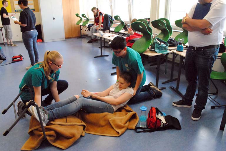 Schnelles gekonntes Handeln war beim Wettbewerb gefragt: Hier wurde eine Brandverletzung und ein beginnender Schock simuliert. (Foto: kk)