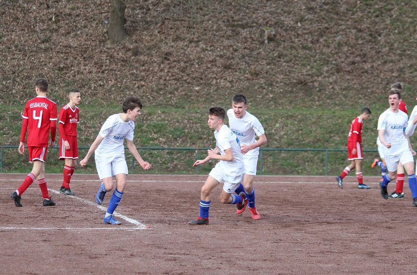 Torjubel nach dem 1:0 durch Gustav Baum, Till Kilanowski und Tom Zehler von links (Foto: JSG Wisserland)